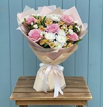 Букет цветов из:  Гвоздики, Орхидеи и Розы в Чурилково