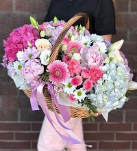 Цветочная композиция из Розы, Хризантемы, Пионы и Лизиантусы в корзине в Чурилково