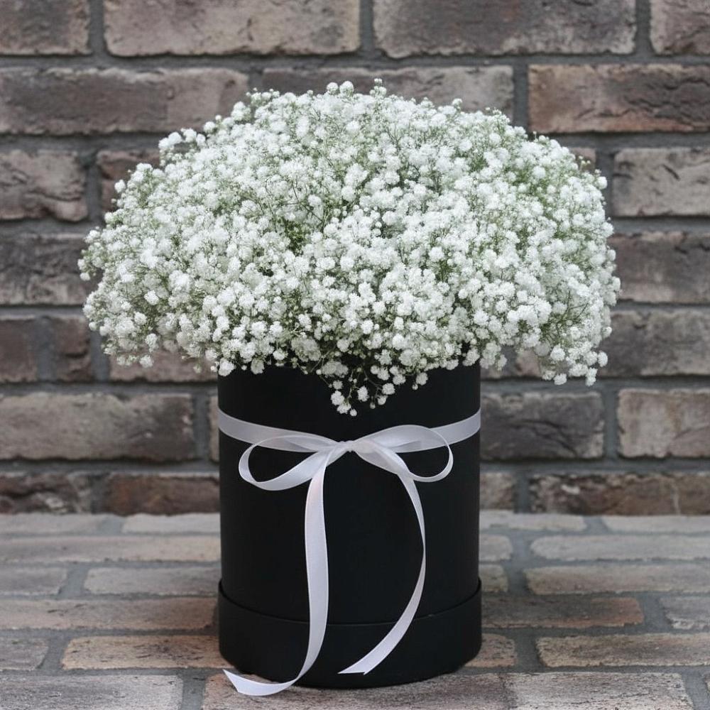 Цветочная композиция из Гипсофила в шляпной коробке в Чурилково