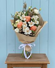 Букет цветов из:  Альстромерии, Лизиантусы, Розы и Хризантемы в Чурилково