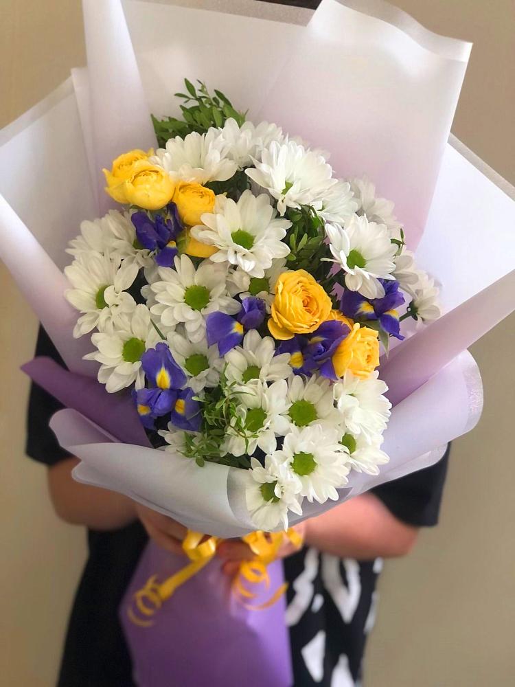 Букет цветов из: Ирисы, Хризантемы и Розы в Чурилково