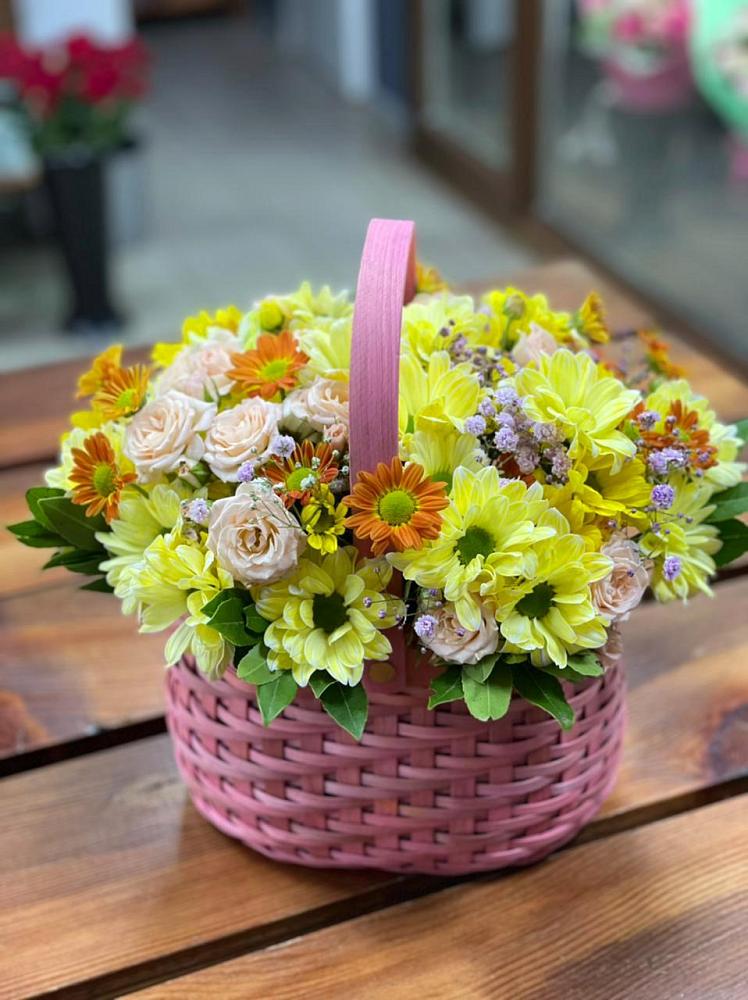 Цветочная композиция из Хризантемы и Розы в корзине в Чурилково