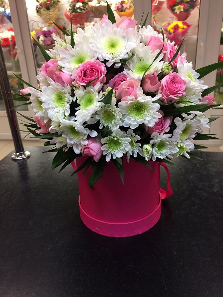 Цветочная композиция из Розы и Хризантемы в шляпной коробке в Чурилково