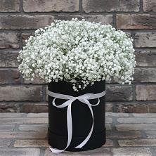 Цветочная композиция из Гипсофила в шляпной коробке в Чурилково