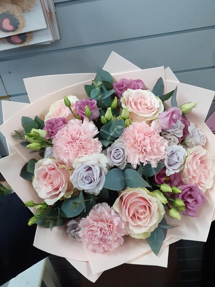 Букет цветов из: Розы, Гвоздики и Лизиантусы в Чурилково